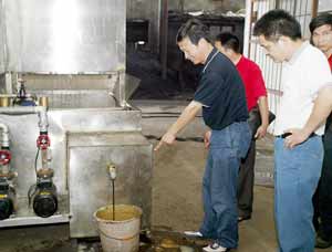 廢化纖油現在變成了每噸3500元的“寶”，從龍頭中源源流出。