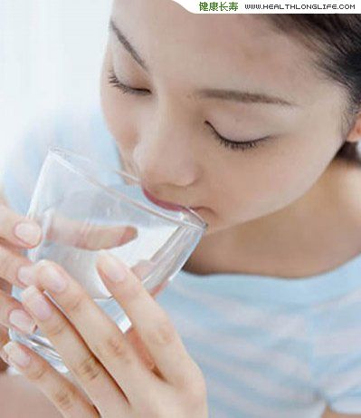 誤區(qū):早起喝一杯水能夠排毒