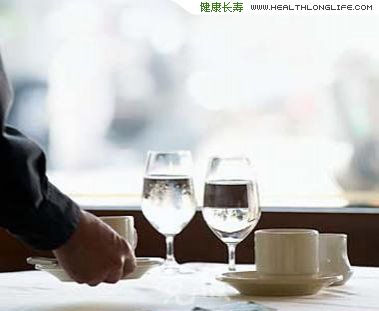 專家解答:餐前喝水可防發(fā)胖