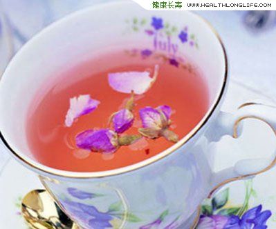 防止便秘進行按摩和喝水 效果好