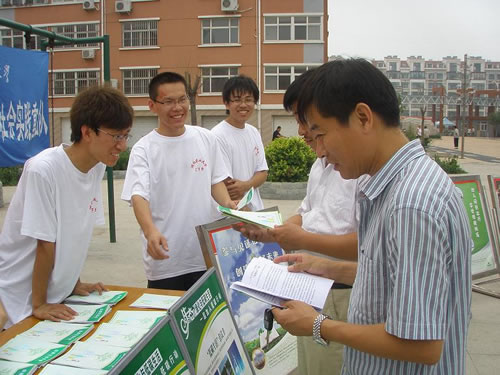 社區(qū)居民和小分隊同學(xué)探討低碳金點子