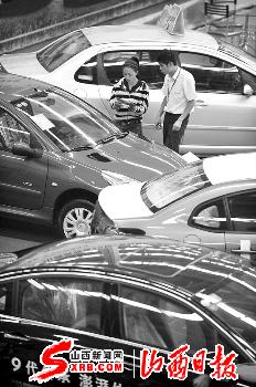 環保小排量車“趕大集”（圖）