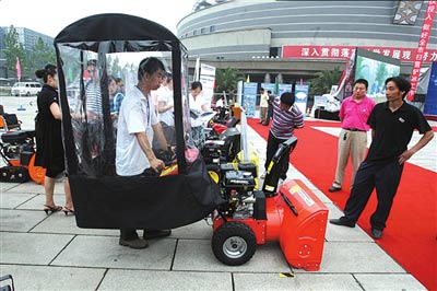 新式環保除雪車首度亮相(圖)