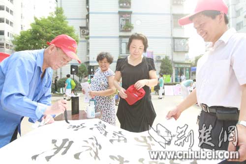 武漢洪山區(qū)單親母親十年自辦環(huán)保展（圖）