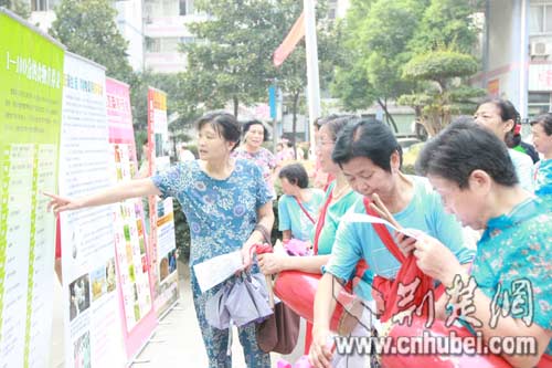 武漢洪山區(qū)單親母親十年自辦環(huán)保展（圖）