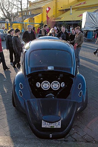 華人駕自制電動(dòng)車橫越加國(guó)倡環(huán)保僅花64元充電費(fèi)