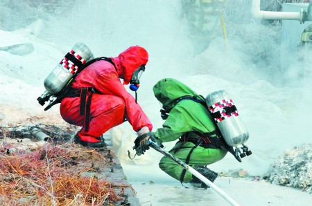 河南廢棄化工廠毒氣泄漏數百平米草木枯死(圖)