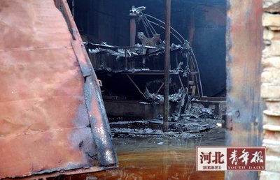 黑化工廠(chǎng)爆炸鐵門(mén)被侵蝕冒泡