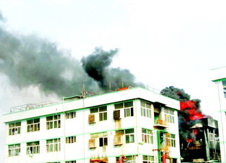 南京龍溪化工廠自燃事故曝老城市安全隱患