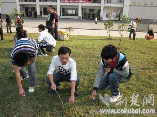 武漢高校學子預科開展環保實踐活動