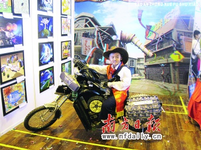 小學(xué)生自制“環(huán)保摩托車(chē)”