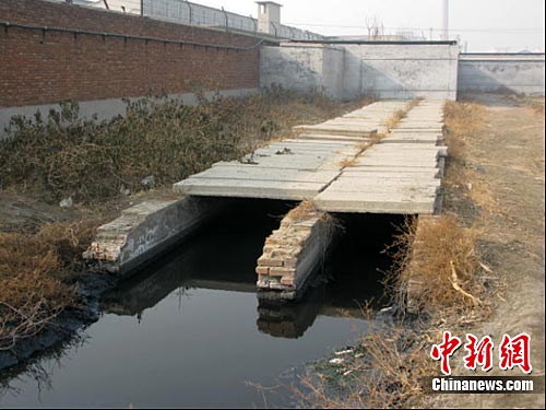河北寧晉一企業排污逾十公里環保局稱“未看到”
