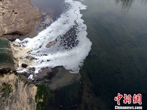 一股濁流注入清澈的河水中。吳揚 攝 