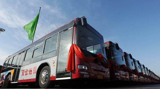 12月6日，山西長治新增的節能環保公交車整裝待發。