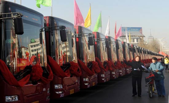 12月6日，山西長治市民參觀新增的100輛節能環保公交車。 