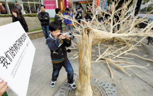 制作“筷子樹”宣傳環保理念