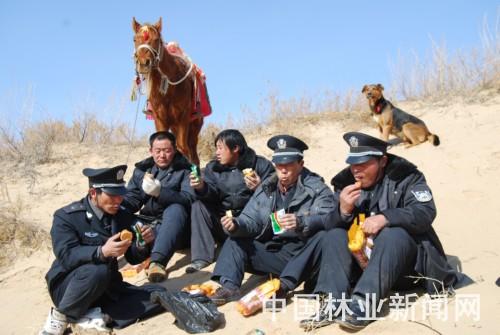 他們常年穿梭在連綿起伏的4萬多畝沙地上，守護(hù)著這里脆弱的生態(tài)環(huán)境。