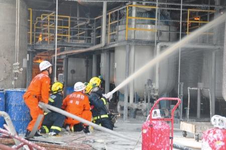 綿陽化工廠大火3支泡沫槍一起擒火魔