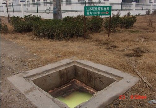 江蘇聯(lián)化科技有限公司東南角(緯一路)下水道內(nèi)流淌著乳白色強(qiáng)酸性污水。 江蘇聯(lián)化科技有限公司東南角(緯一路)下水道內(nèi)流淌著乳白色強(qiáng)酸性污水。