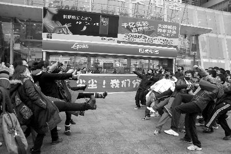“口罩族”街頭快閃呼吁關注環保
