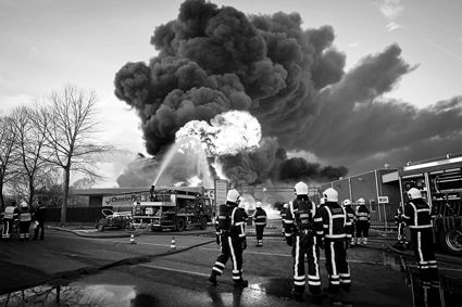 荷蘭一家化工廠5日起火爆炸，消防隊員現(xiàn)場滅火
