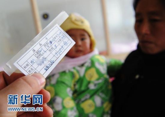 1月5日，在安徽省立兒童醫(yī)院，安慶市懷寧縣高河鎮(zhèn)一名孩子在接受治療。新華社記者 李健 攝 