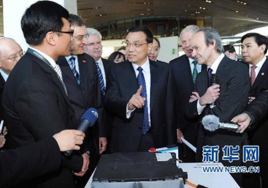 1月8日，正在德國進行正式訪問的中國國務院副總理李克強在慕尼黑參觀寶馬新能源汽車項目。 新華社記者饒愛民攝 