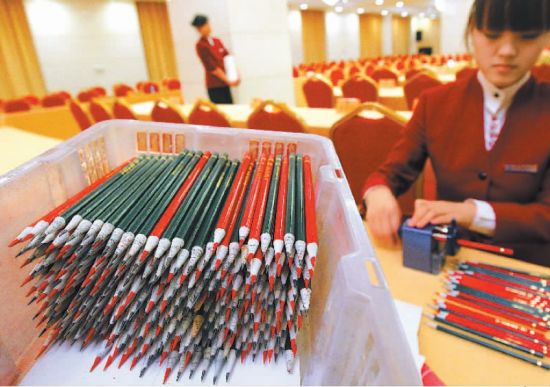 這些會議用筆都是用廢舊報紙制作而成。
