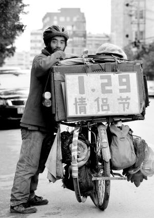 黑龍江小伙昆明宣傳“情感環保”(圖)