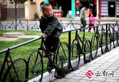 廢舊單車做綠化帶圍欄美觀環(huán)保又好玩(圖)