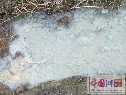 污水日復一日的流入土地后的結晶