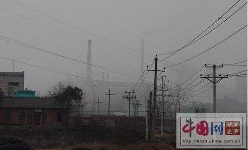 天沅化工廠在生產時排出的黑煙與粉塵