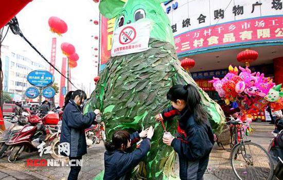 臨湘街頭立4米高環保兔宣傳禁煙（組圖）