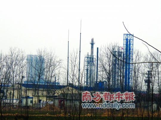 與村莊一墻之隔的陳家港化工園區。南都記者 楊曉紅 攝