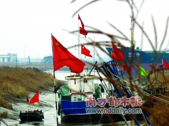 以漁業聞名的陳家港鎮，河道只有三五艘小漁船寂寞停放。