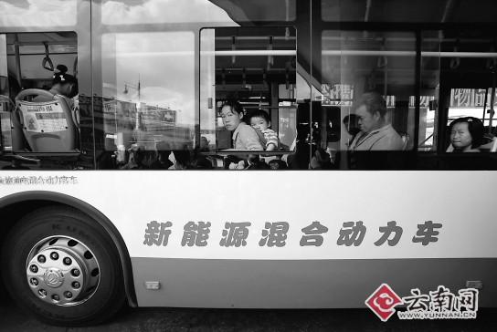 全國人大代表、省科技廳廳長龍江“亮牌”滇版新能源車月底上路