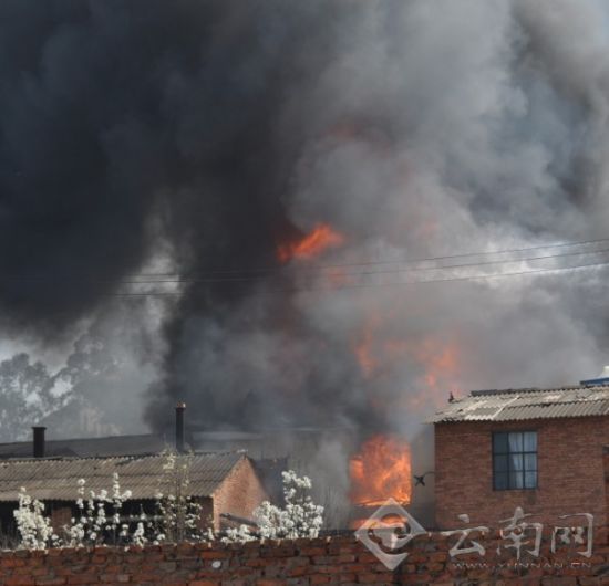 昆明北郊一座工廠爆炸并起火。