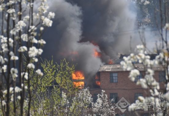 工廠爆炸后起火。