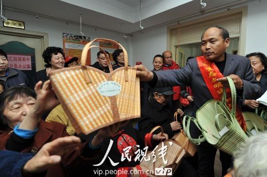 人大代表陳飛進社區送菜籃倡導綠色環保(組圖)