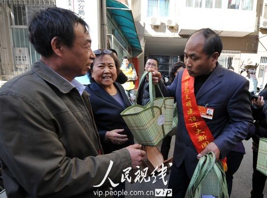 人大代表陳飛進社區送菜籃倡導綠色環保(組圖)