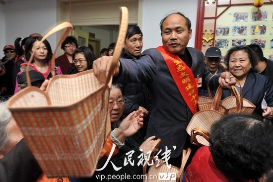 人大代表陳飛進社區送菜籃倡導綠色環保(組圖)