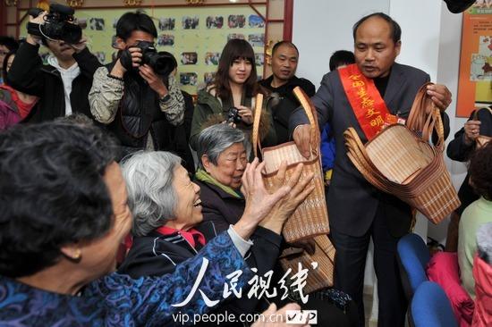 人大代表陳飛進社區送菜籃倡導綠色環保(組圖)