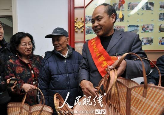 人大代表陳飛進社區送菜籃倡導綠色環保(組圖)