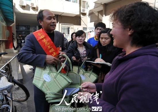 人大代表陳飛進社區送菜籃倡導綠色環保(組圖)