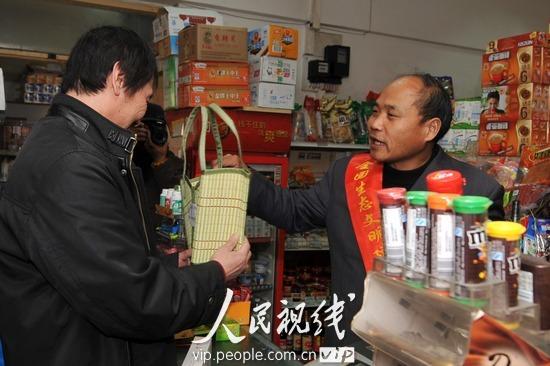 人大代表陳飛進社區送菜籃倡導綠色環保(組圖)