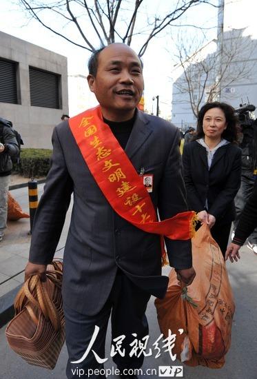 人大代表陳飛進社區送菜籃倡導綠色環保(組圖)