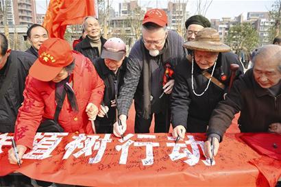 圖文：“洋雷鋒”江城倡環保