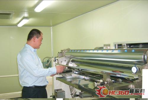 首臺太陽能電池背板膜涂布機(jī)樣機(jī)研發(fā)成功