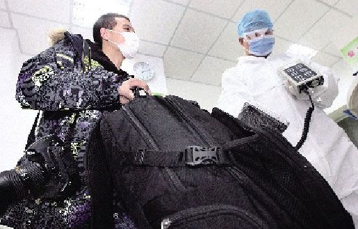 本報特派日本記者吳海浪回國后，帶著攝影器材在解放軍307醫(yī)院接受核污染檢測　攝/記者柴程