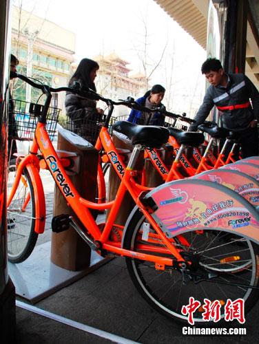 西安首個公共自行車服務站亮相低碳環保賺眼球